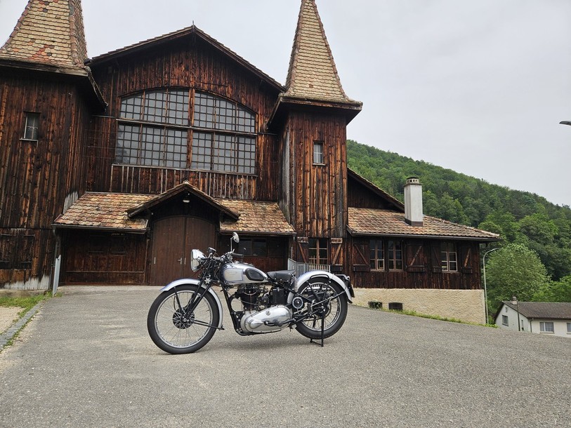 La moto chère au cœur de Cédric Prétat devant le Stand de Moutier.