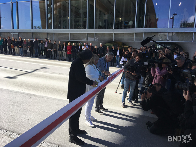 De gauche à droite : l'architecte Shigeru Ban, Nayla Hayek, présidente du groupe et Nick Hayek, directeur général du Swatch Group.