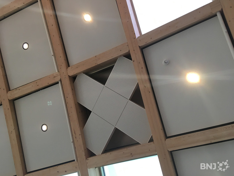 124 croix suisses ornent le plafond du nouveau bâtiment.