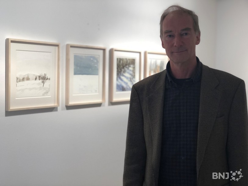 Peter Anker devant ses portraits, à l'aquarelle, de la Haute Borne.