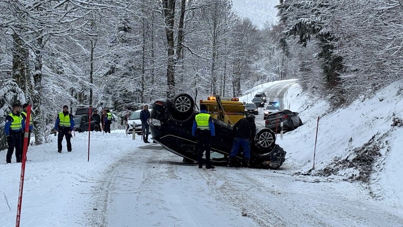 Ce jeudi matin, une voiture a terminé sur le toit entre Villiers et Le Pâquier.