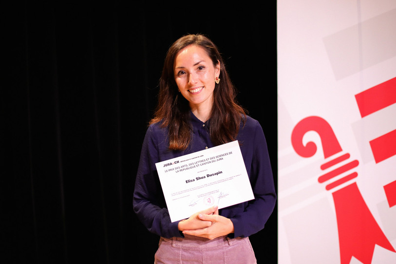 Elisa Shua Dusapin s’est vue remettre le Prix des Arts, des Lettres et des Sciences par le Gouvernement jurassien au Théâtre du Jura. (Photo : Canton du Jura.)