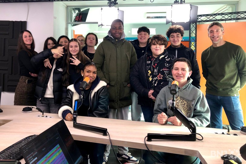 Asenka, Noah, Nathan et Yannis avec leur classe du collège de Châtelet à Bienne.  