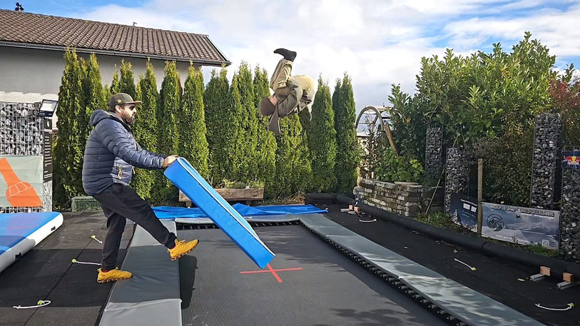 Gauthier Schaller à l'entraînement avec son papa Fabrice sur le trampoline familial à St-Brais. (Photo : Fabrice Schaller)