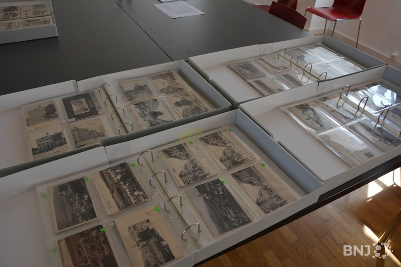 Une partie de la collection de cartes postales du Musée jurassien d'art et d'histoire à Delémont. 