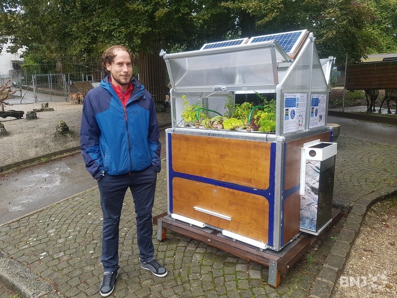 Maxime Kramer, président de l'association Local-T, à côté du module d'aquaponie du Bois du Petit-Château.