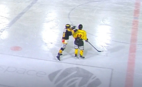 Le joueur du HC Fleurier avait agressé un joueur du HC Franches-Montagnes. (Image : capture d'écran Red TV)