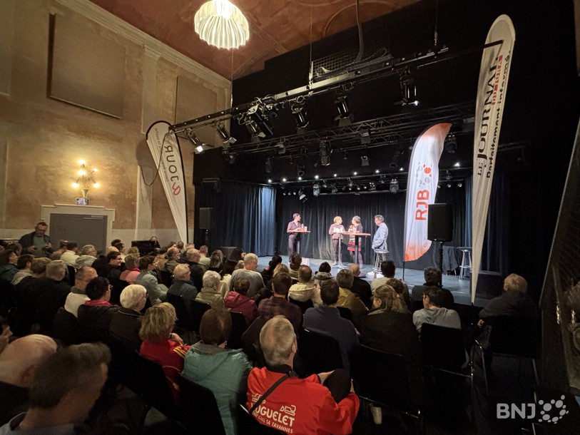 Le débat a attiré une centaine de spectateurs au Royal.