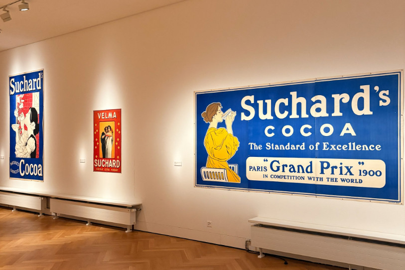 Le Musée d'art et d'histoire se penche sur la présence féminine dans les affiches de Suchard. (photo : MahN, 2025)