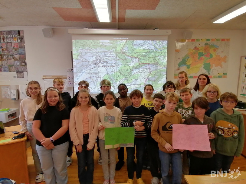 Les élèves et leurs deux enseignantes ont participé au projet sCHoolmaps en réalisant une enquête sur les noms de lieux.