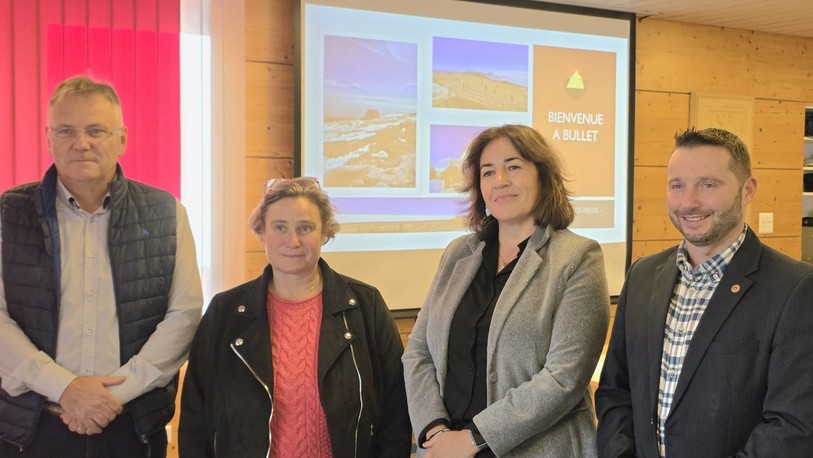Olivier Henchoz d'armasuisse, Fabienne Dégailler syndic de Bullet, Daniela Renzo responsable communication d'armasuisse et Yvan Pahud syndic de Sainte-Croix et conseiller national ont présenté le plan pour sauver l'hôtel-restaurant du Chasseron jeudi à Bullet.