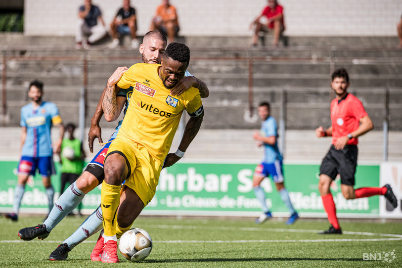 Diego Mutombo et le FC La Chaux-de-Fonds ne savent toujours pas s'ils pourront fouler leur pelouse samedi pour la réception de Meyrin (photo : archives).
