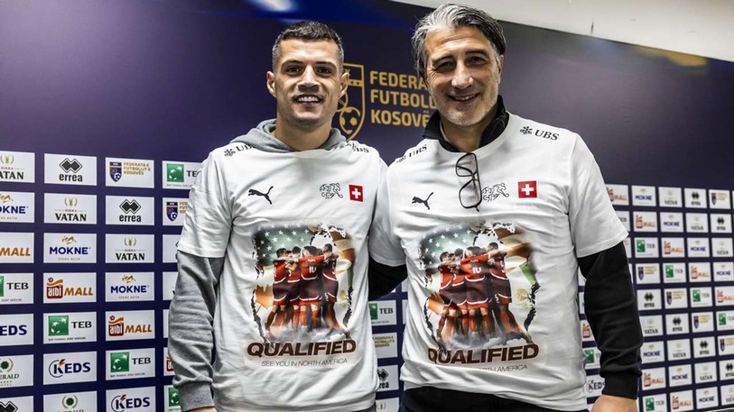 Avec Granit Xhaka (à gauche) et Murat Yakin, la Suisse s'appuie sur de solides piliers. (Photo : Keystone/ Salvatore Di Nolfi)