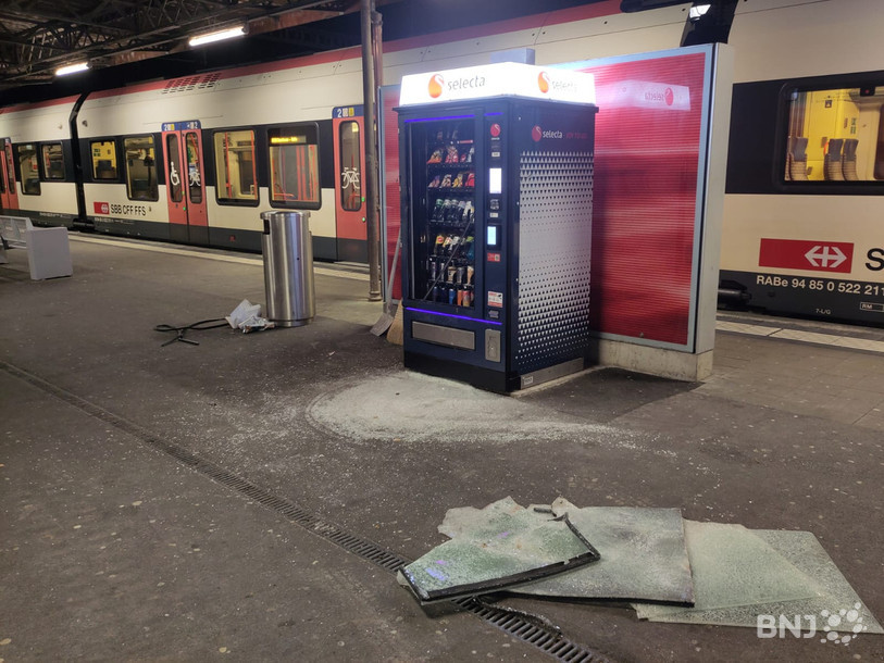 Le distributeur à boissons et à nourriture a été vandalisé à la gare de Porrentruy.