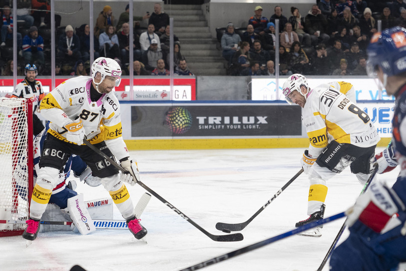 Après trois matches dans les tribunes, Philip-Michaël Devos a débloqué le compteur du HC Ajoie sur la glace de Zurich vendredi soir. Il s'apprête ici à dévier le palet dans les filets zurichois (photo : KEYSTONE/Claudio Thoma).