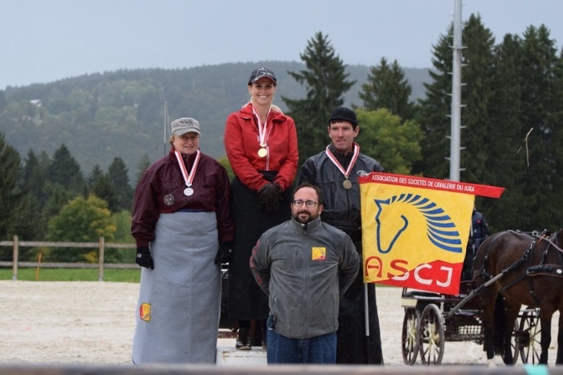 Le podium de la finale jurassienne d'attelage 2019 : Martine Oppliger, Mélissa Meyer, Sylvain Rossier (président de l'ASCJ) et Jean-Marc Laville (de gauche à droite).