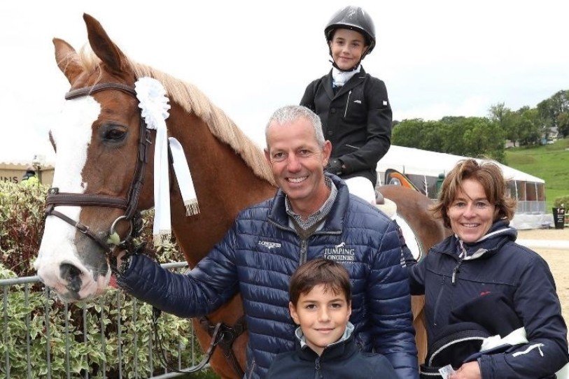 Bryan Smits (à cheval) et Mike, accompagnés de leurs parents Edwin Smits et Dehlia Oeuvray (photo : Fabienne Bujard).