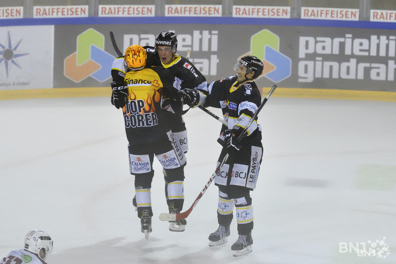 Comme ce fut déjà le cas cette saison, Philip-Michaël Devos (casque jaune) et Jonathan Hazen (à droite) ont offert la victoire au HCA en prolongation (photo archive : Georges Henz).