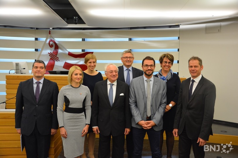 L'ambassadeur de Hongrie en Suisse (au centre du 1er rang) était à Delémont mardi matin. Istvan Nagy, accompagné par son chef de mission adjoint (tout à gauche) et son attachée commerciale (2e depuis la gauche), ont été accueillis par le Gouvernement jurassien.