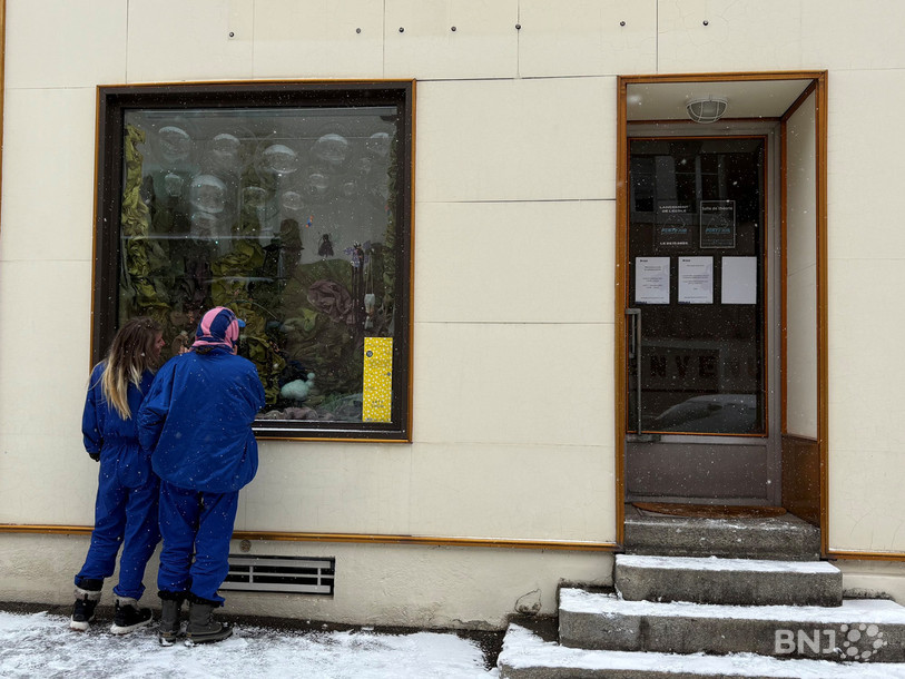 Les oeuvres sont installées dans vingt vitrines à La Chaux-de-Fonds. Ici, l'Association du Plaisir observe son installation. 