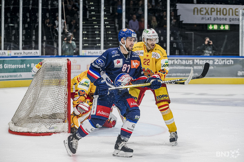 Le HC Bienne de Rajan Sataric (en jaune) est tombé face au Zurich de l'ex-Seelandais Marco Pedretti (archive Jonathan Vallat).