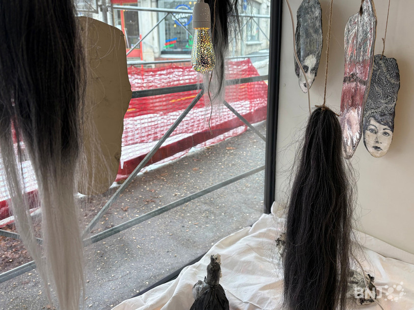 Frede a travaillé en collaboration avec Michel Russo, le coiffeur qui lui a prêté les cheveux ajoutés dans la vitrine. 