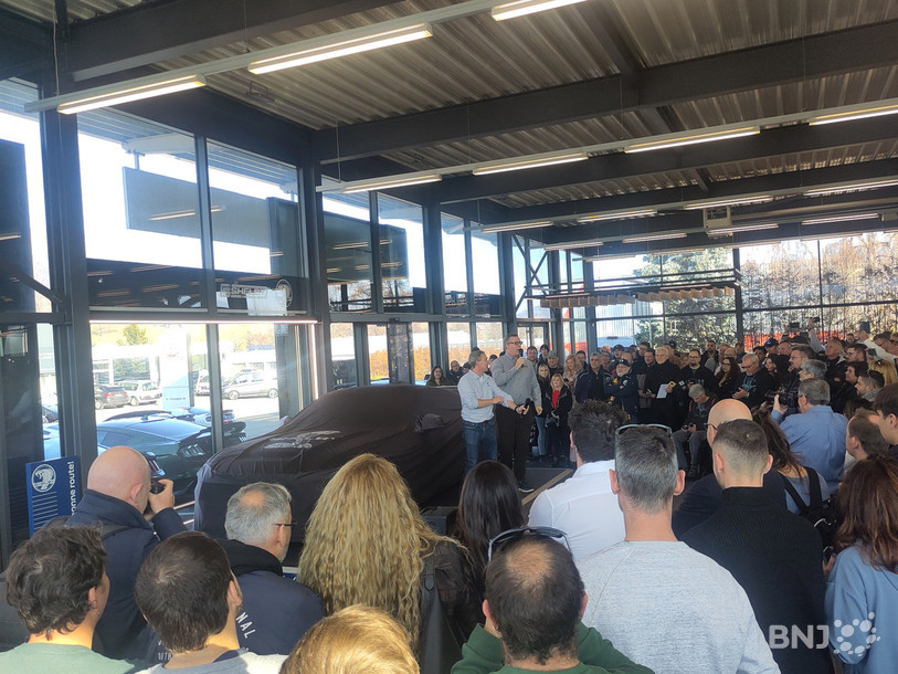 Aaron Shelby (ici à droite, à côté de Jean-François Willemin), petit-fils du fondateur de la marque Shelby, était de passage à Develier samedi pour le lancement européen de la nouvelle GT350.