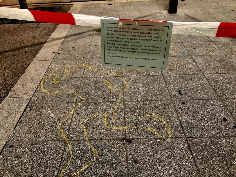 L'installation de la JSJ et des FSJ à la gare de Delémont entend sensibiliser la population à la problématique des violences faites aux femmes (photo : JSJ).
