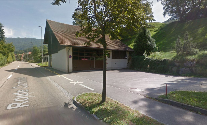 La police n'a pas le droit de réaliser des contrôles de vitesse devant le hangar des pompiers du Cornet, selon le président de Bourgeoisie Olivier Gobat. (Photo : Google Maps)