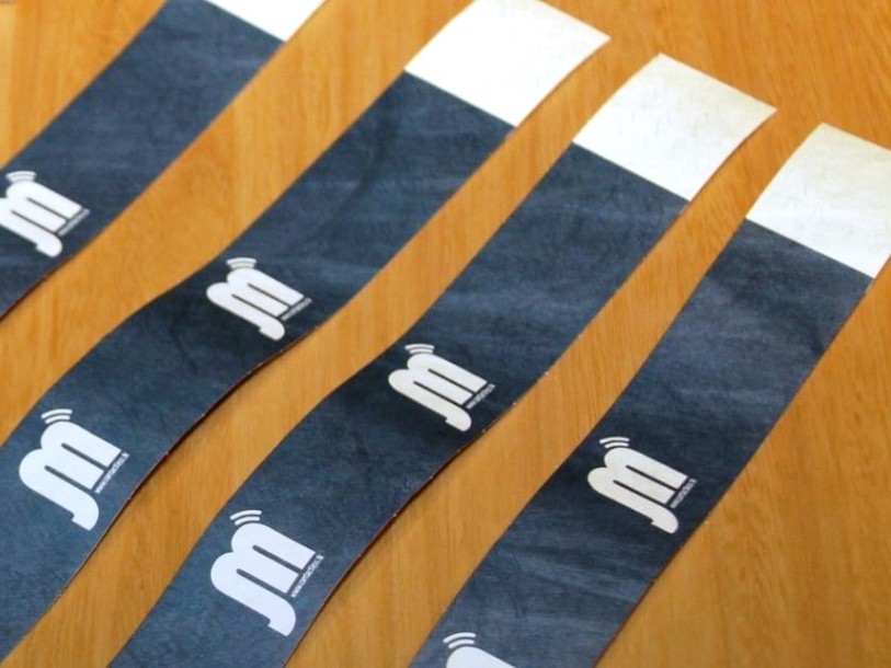 Les bracelets ont été développés par une start-up valaisanne « JM Contactless ».