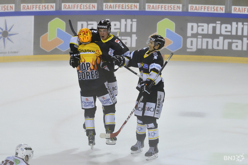 Bastien Pouilly saute dans les bras de Philip-Michaël Devos sous le regard de Jonathan Hazen. Le HC Ajoie signe un 8e succès en dix matches cet hiver (Photo : archives/Georges Henz).