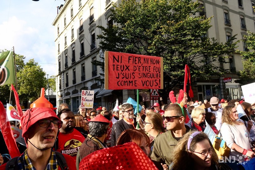 Les rues de Genève ont vu déferler la première Mad Pride de Suisse jeudi.