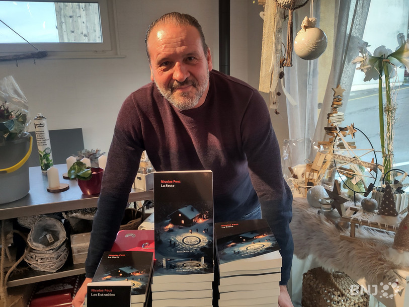 Nicolas Feuz, avec son nouveau livre, chez Fleurs pour tous à Bassecourt où il a donné il y a quelques jours une séance de dédicaces.