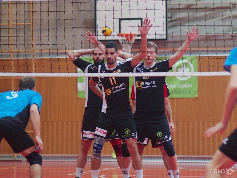 Frédéric Jeanneret (au centre) et ses coéquipiers signent une deuxième victoire en deux matches. (photo: archives)