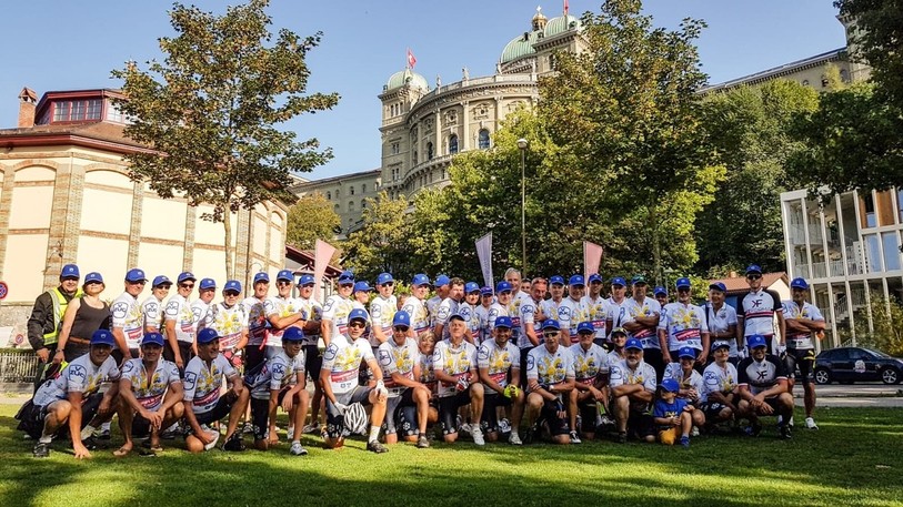 Les cyclistes de La Brévine et de Grono de passage à Berne lors de leur premier périple. (photo : Jean-Maurice Gasser)