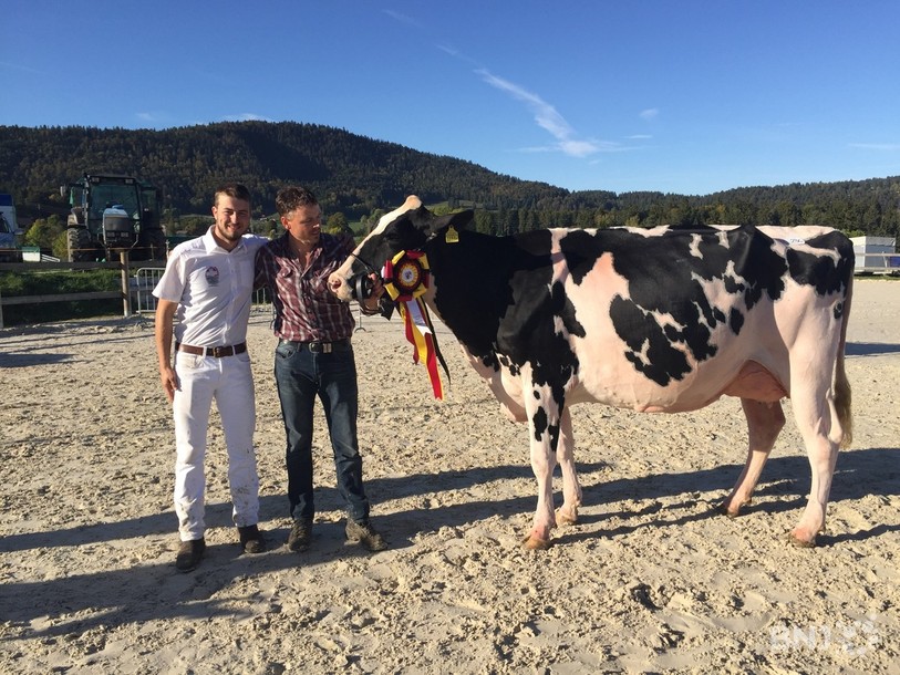 De gauche à droite : Marc et son père Franck Amstutz en compagnie de Star Octane. 