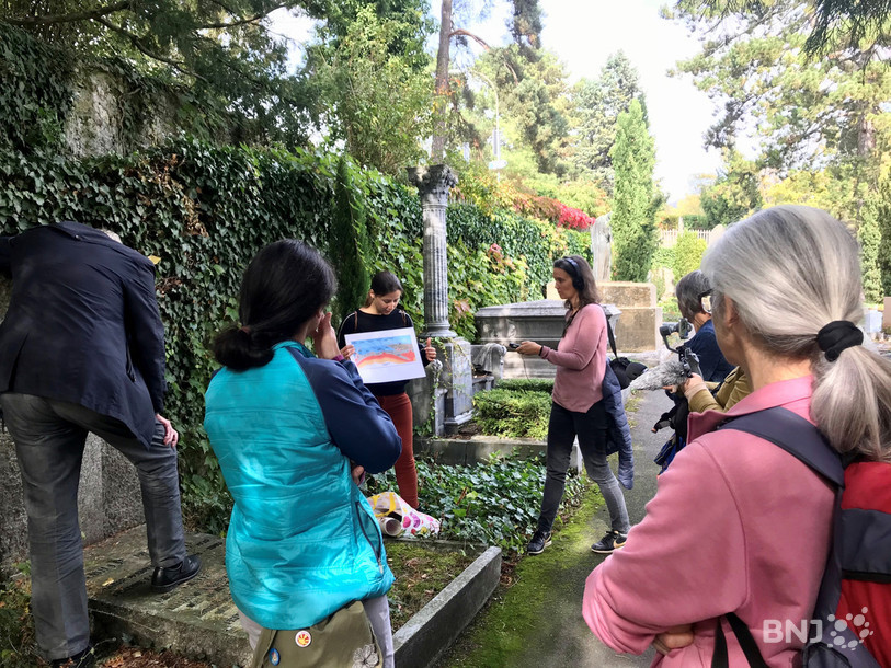 La géologue Caroline Reymond explique en plein milieu du cimetière Beauregard et grâce à ses schémas, le système des plaques tectoniques.