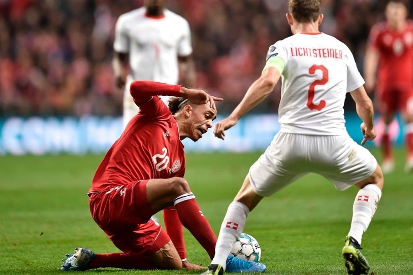 Yussuf Poulsen a pris le dessus sur les Suisses pour inscrire l'unique but de la rencontre. (photo: UEFA.com DE)