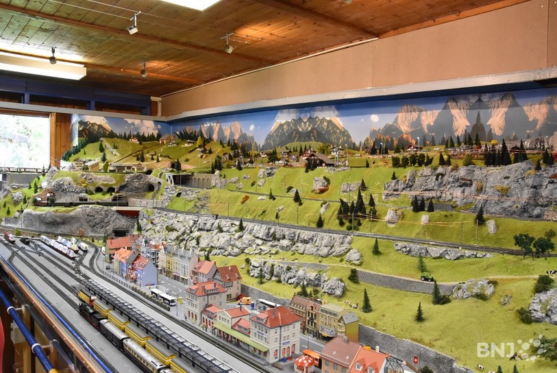 La maquette est construite sur plusieurs niveaux en forme de U. 
