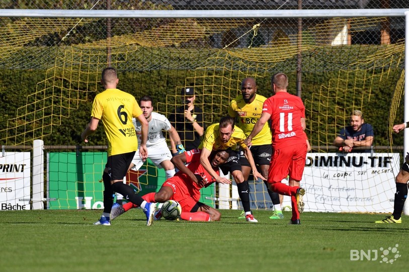 La tenaille du FC Bassecourt se ferme sur Mohamed Camara et les SR Delémont (photo : Georges Henz).