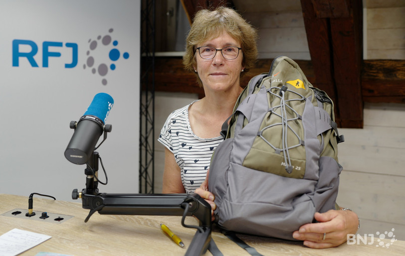 Pauline Gigandet, présidente de JuraRando était en studio avec son sac à dos de randonnée.