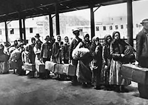 Au 19e siècle, près de 500'000 Suisses ont quitté le pays pour fuir les intempéries et la famine, comme l'explique Jürg Frankhauser, auteur d'« Uswandere ». (Photo : schlossparktheater.ch)