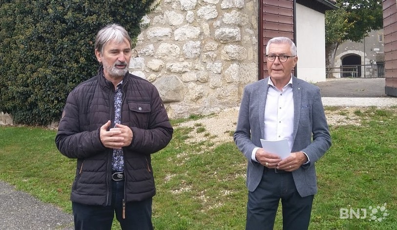 L'auteur de la pièce Jürg Frankhauser et le président du Théâtre du parc du château de Nidau Beat Müller (de gauche à droite). (Photo : archives)