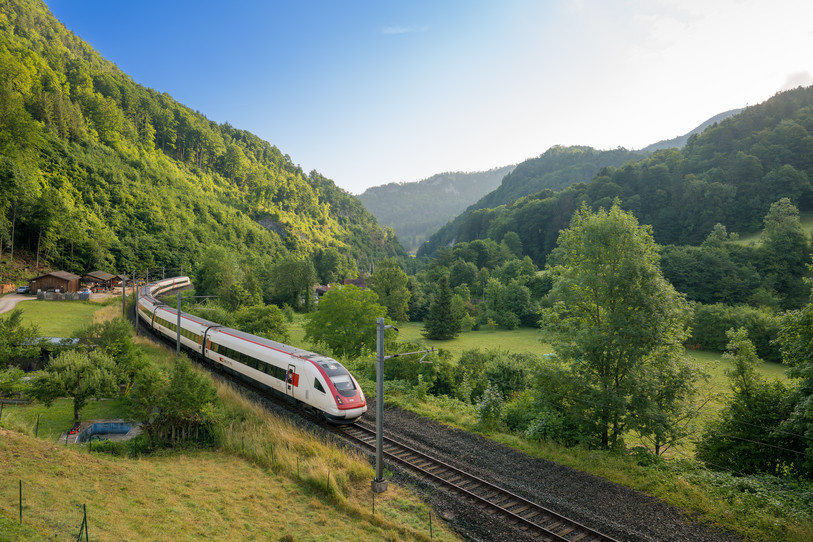 Train ICN traversant le paysage du Jura bernois vers Roches