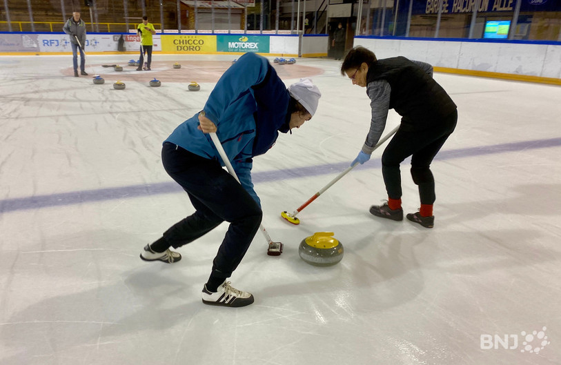 Les membres du Curling Club Ajoie à l'entraînement.