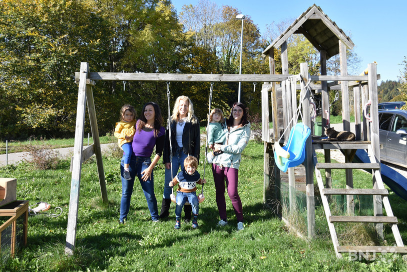 Trois des organisatrices du salon Terr-indigo, Sandra Rohrbach, Mélanie Nusbaume et Noémie Joliat, accompagnées de leurs enfants (de gauche à droite).