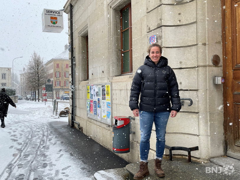 Cynthia Perrin devant l'immeuble de Grande-Rue 11, siège de la Sécurité publique locloise.