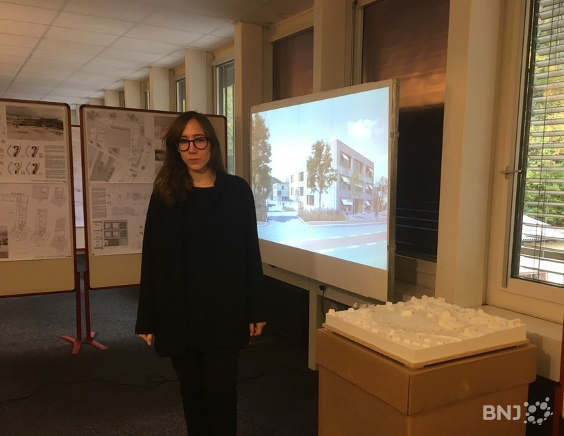 Daphné Karaiskaki devant son projet pour l'école de Courrendlin.