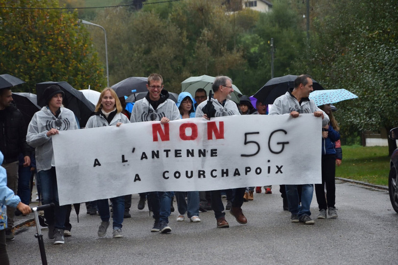 Les opposants se sont rendus devant le bâtiment communal, pour y remettre leur pétition. (image: organisateurs).