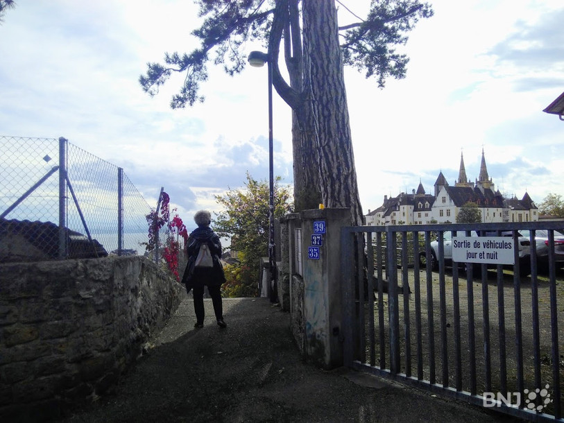Casque sur les oreilles, les promeneurs plongeront dans les secrets de la ville de Neuchâtel.